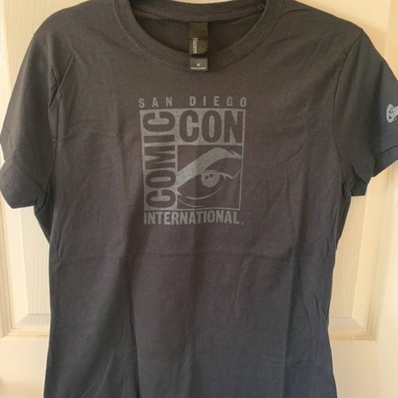 Comic Con 2018 Women’s T-Shirt Size M *NEW - Picture 2 of 3
